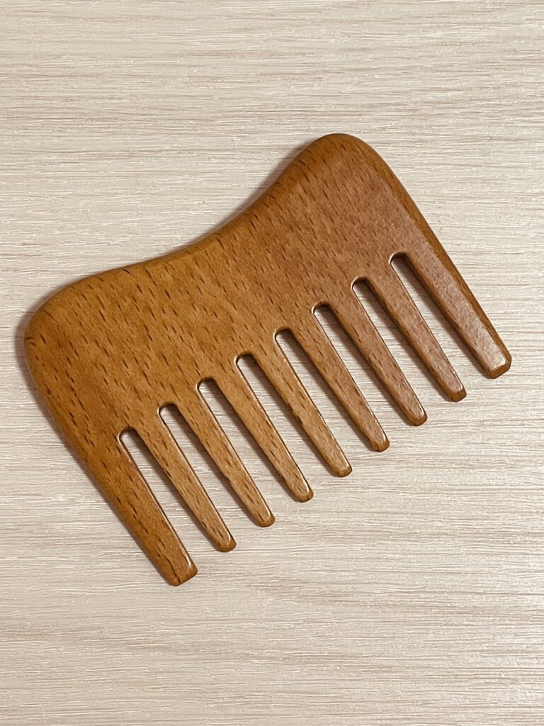 頭皮のマッサージもできるブナ材ヘアコーム